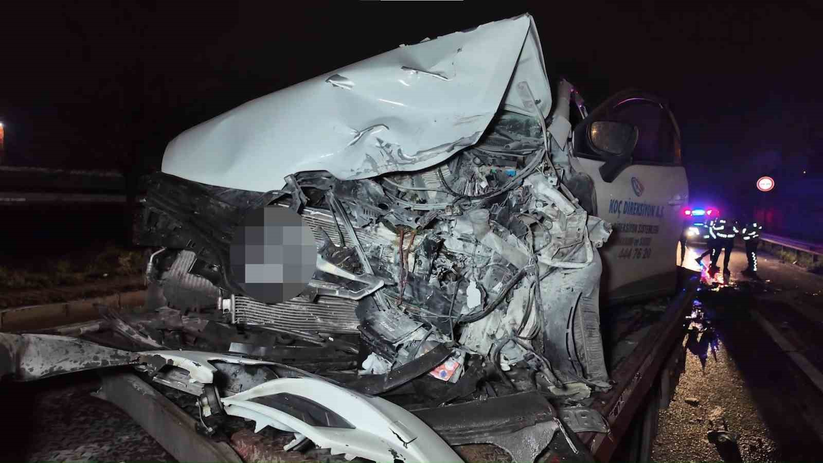 Sancaktepe’de ters şeritte ilerleyen otomobil dehşet saçtı: İki araç çarpıştı, 2 kişi yaralandı