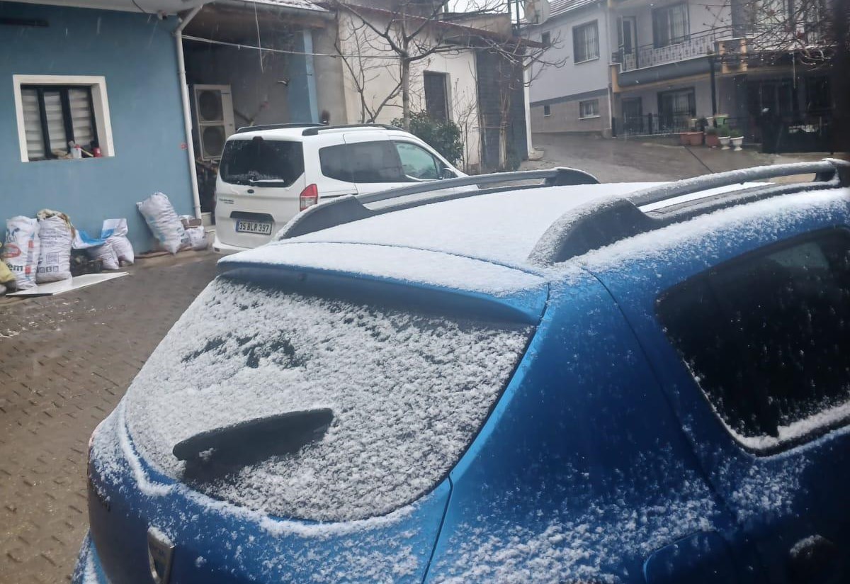 Sarıgöl’ün yüksek kesimlerine kısa süreli kar yağdı