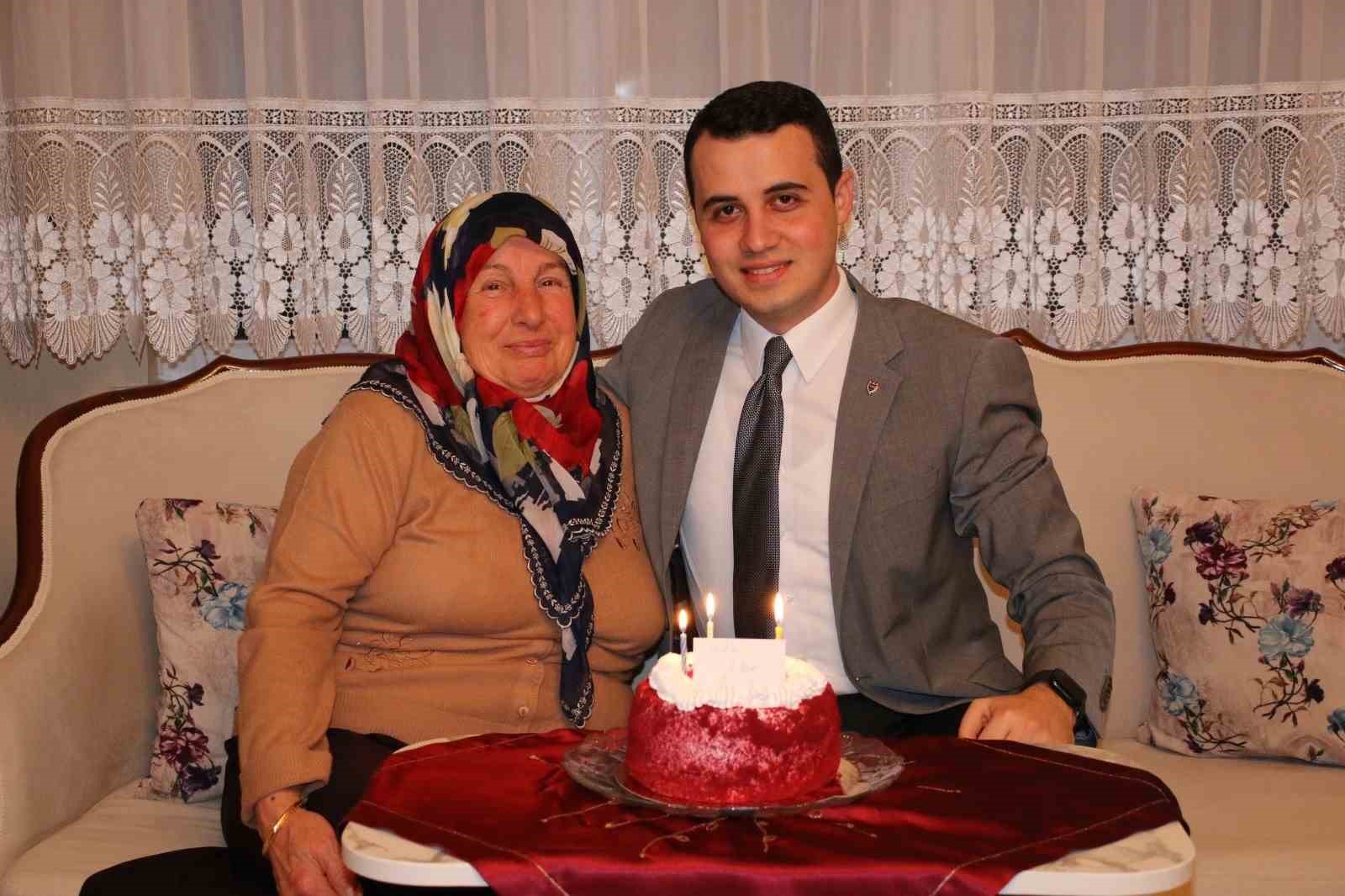 Şehit annesinin 70. doğum gününü kutladı