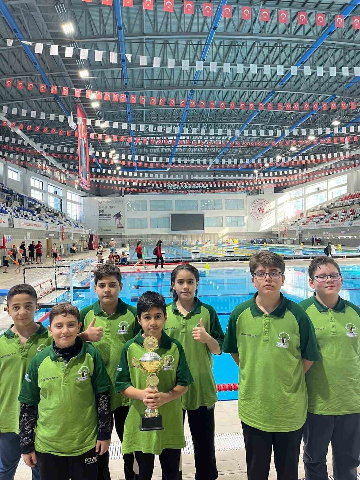 Şehitkamil’in genç sporcularından çifte şampiyonluk gururu