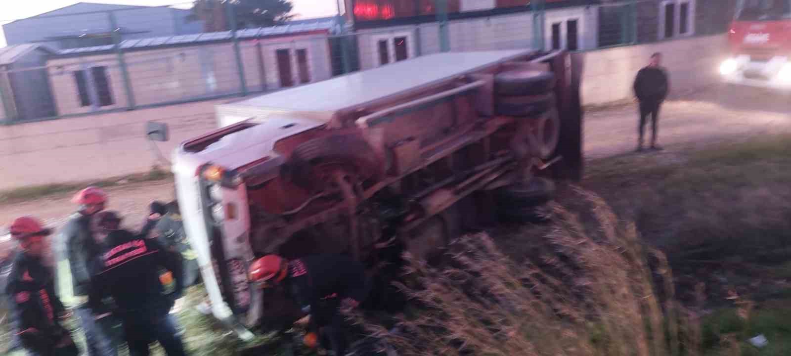 Serik’te devrilen kamyonetin sürücüsü ağır yaralandı