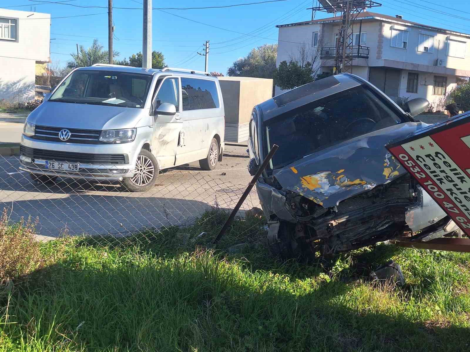Serik’te otomobil ile minibüs çarpıştı: 1 yaralı