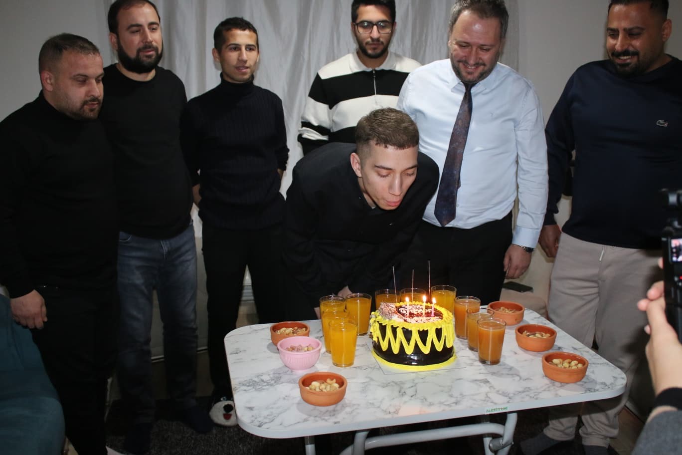 Sevgi Evlerinden ayrılan gence doğum günü sürprizi