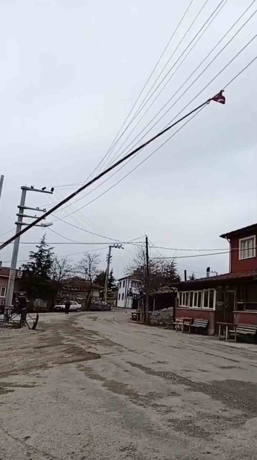 Seyitgazi’de dev bayrak direği elektrik tellerinin üzerine devrildi