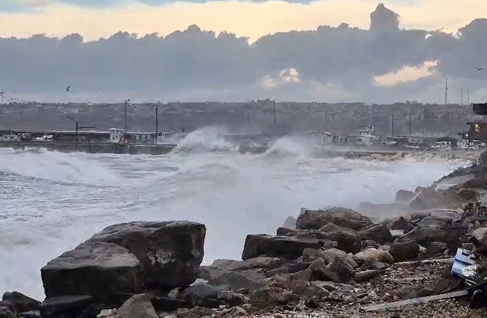 Silivri Sahilinde lodos alarmı: Dev dalgalar kıyıyı dövdü