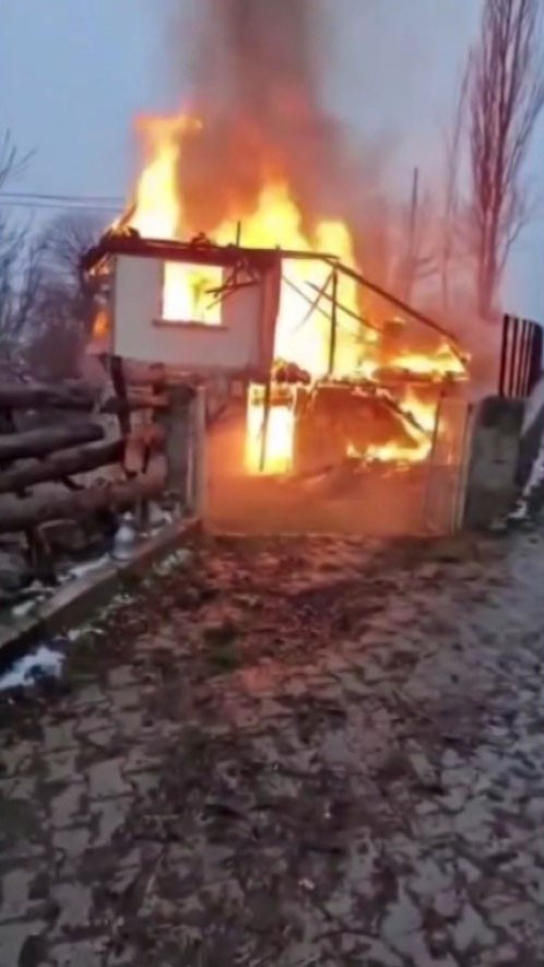 Sinop’ta iki katlı köy evi yanarak kül oldu
