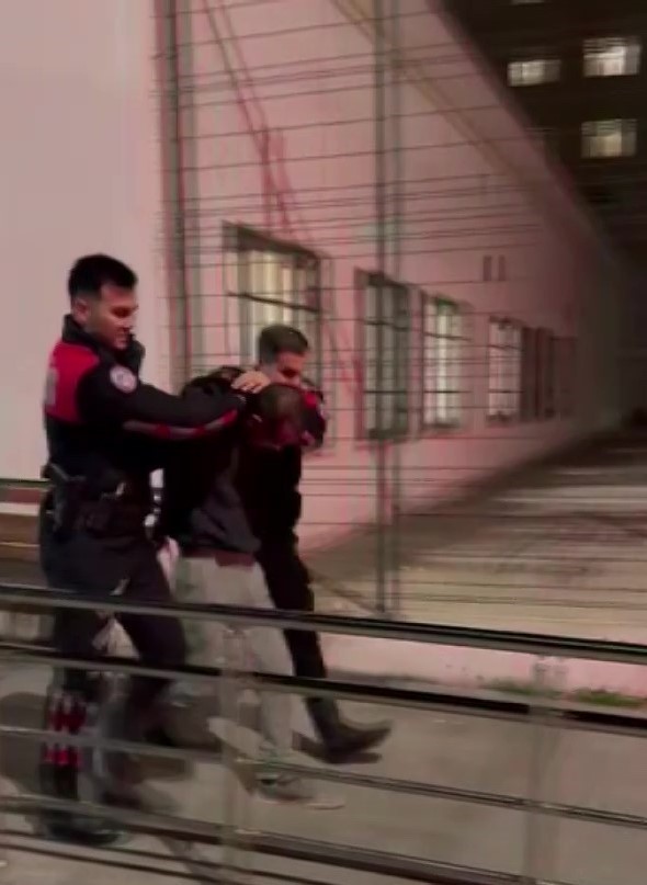 Tartıştığı arkadaşını tabancayla vurdu