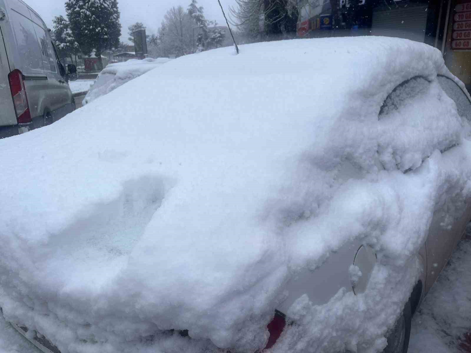 Tavşanlı’da şehir içi ve yüksek kesimler beyaza büründü