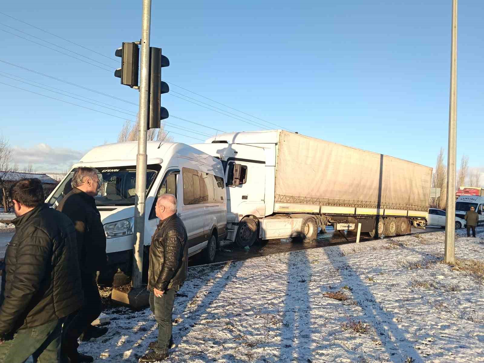 Tokat’ta buzlanma zincirleme kazaya oldu, 5 araç birbirine girdi