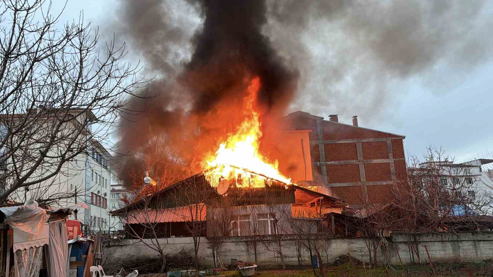 Tokat’ta iki katlı evde yangın çıktı, ekiplerin müdahalesi sürüyor