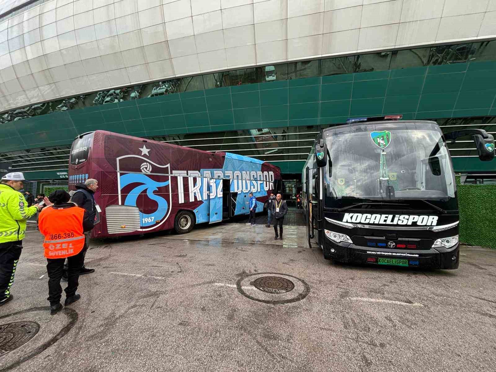 Trabzonspor ve Kocaelispor, stadyuma giriş yaptı