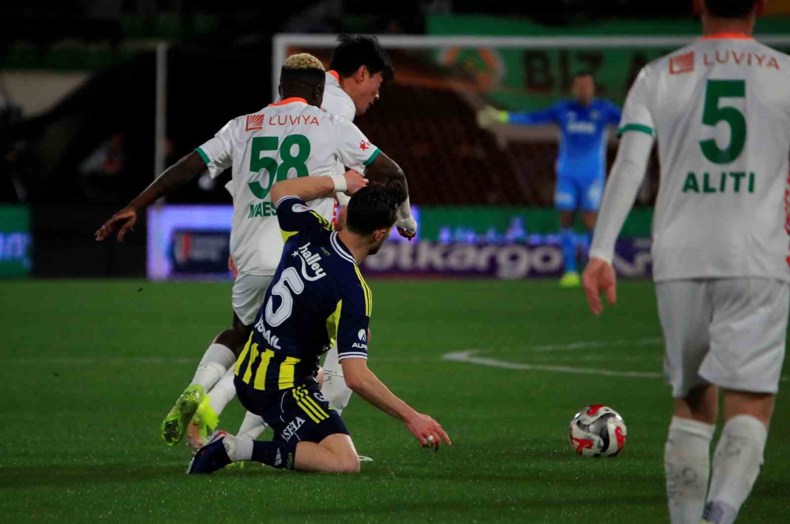 Trendyol Süper Lig: Corendon Alanyaspor: 2 - Fenerbahçe: 1 (Maç devam ediyor)