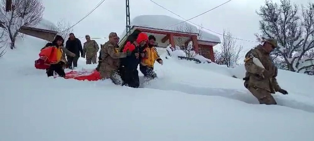 Tunceli’de ekipler 1 kilometre yürüdü, hasta hastaneye ulaştırıldı