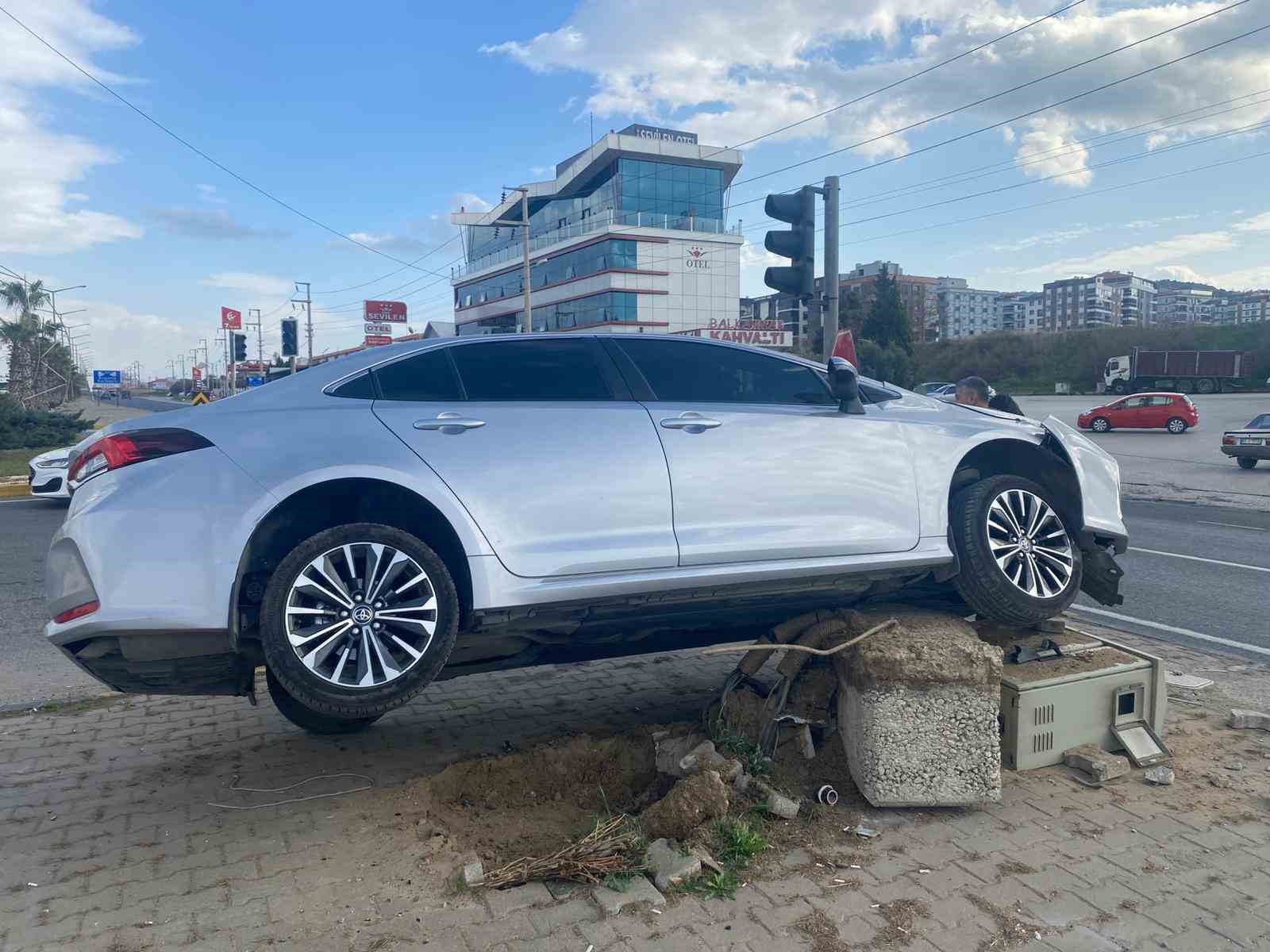 Turgutlu’da otomobil refüje çıktı: 1 yaralı