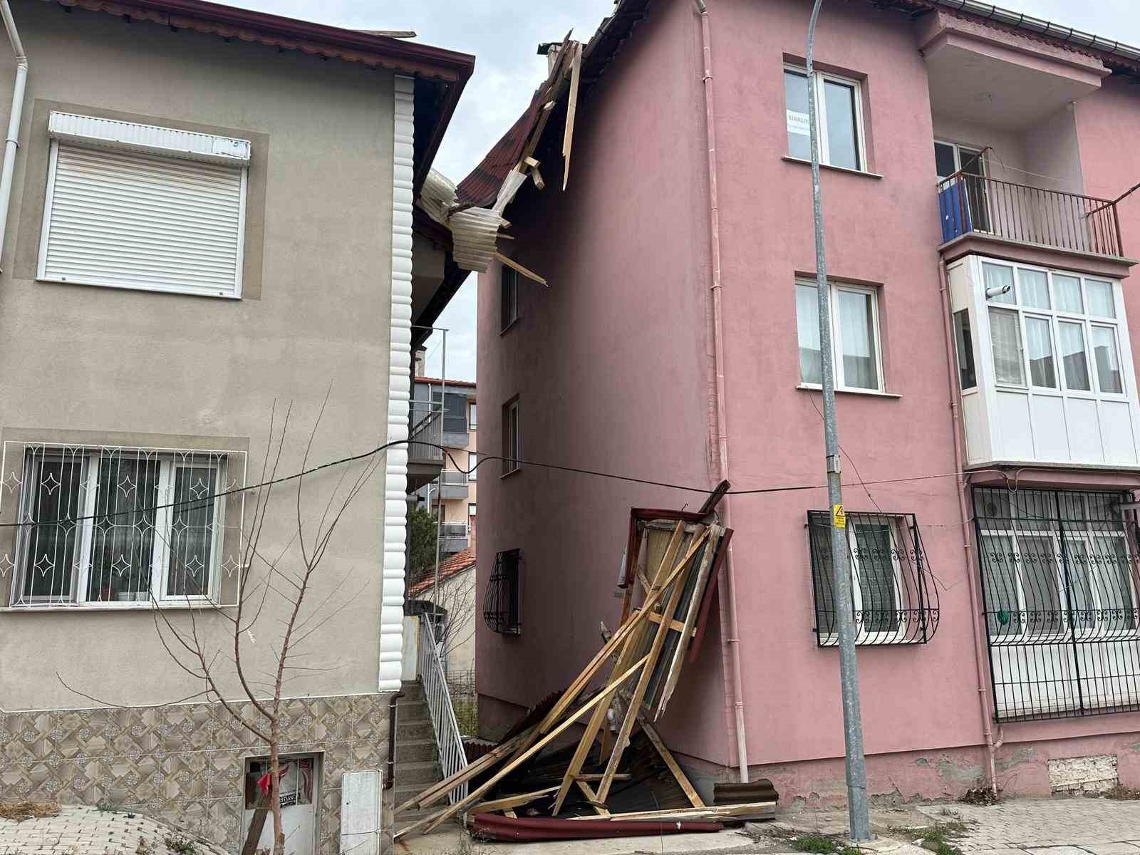 Uşak’ta kuvvetli fırtına hayatı olumsuz etkiledi