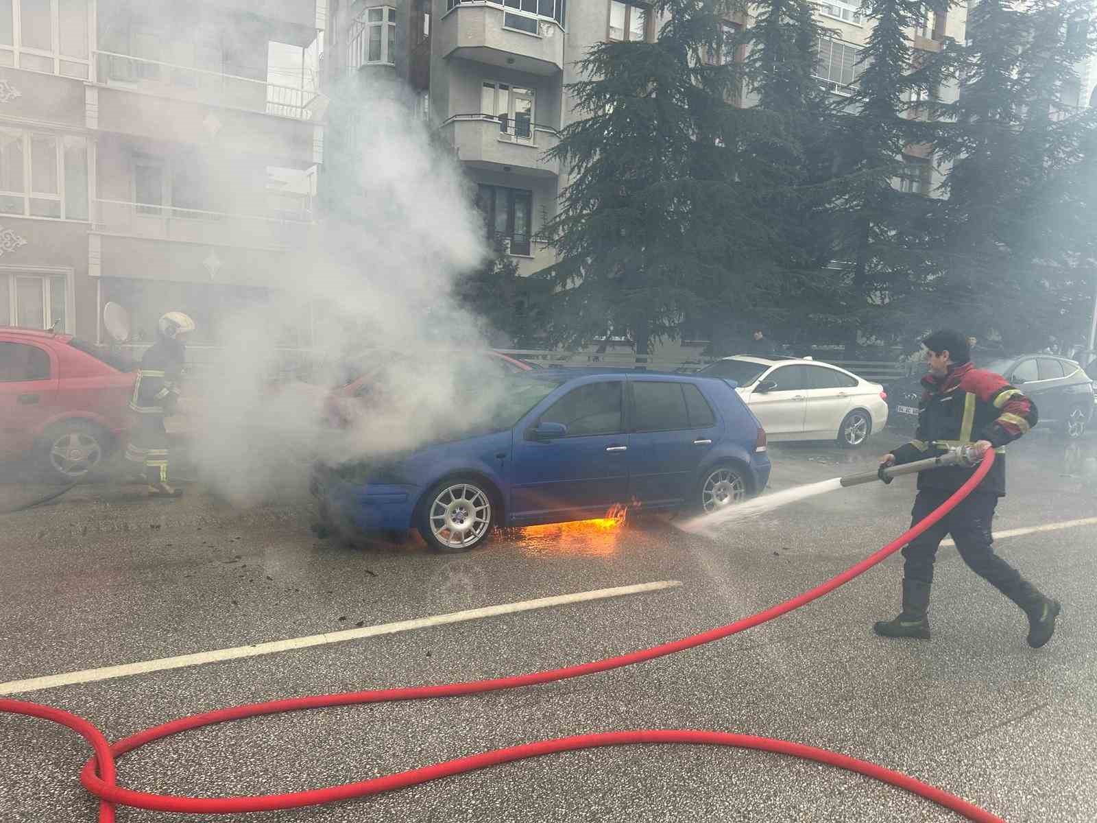 Uşak’ta seyir halindeki otomobil alev aldı