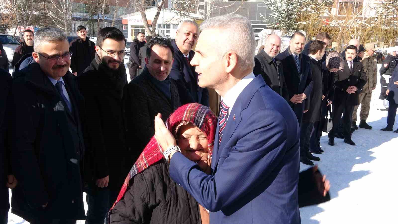 Vali Çiçekli görevine başladı