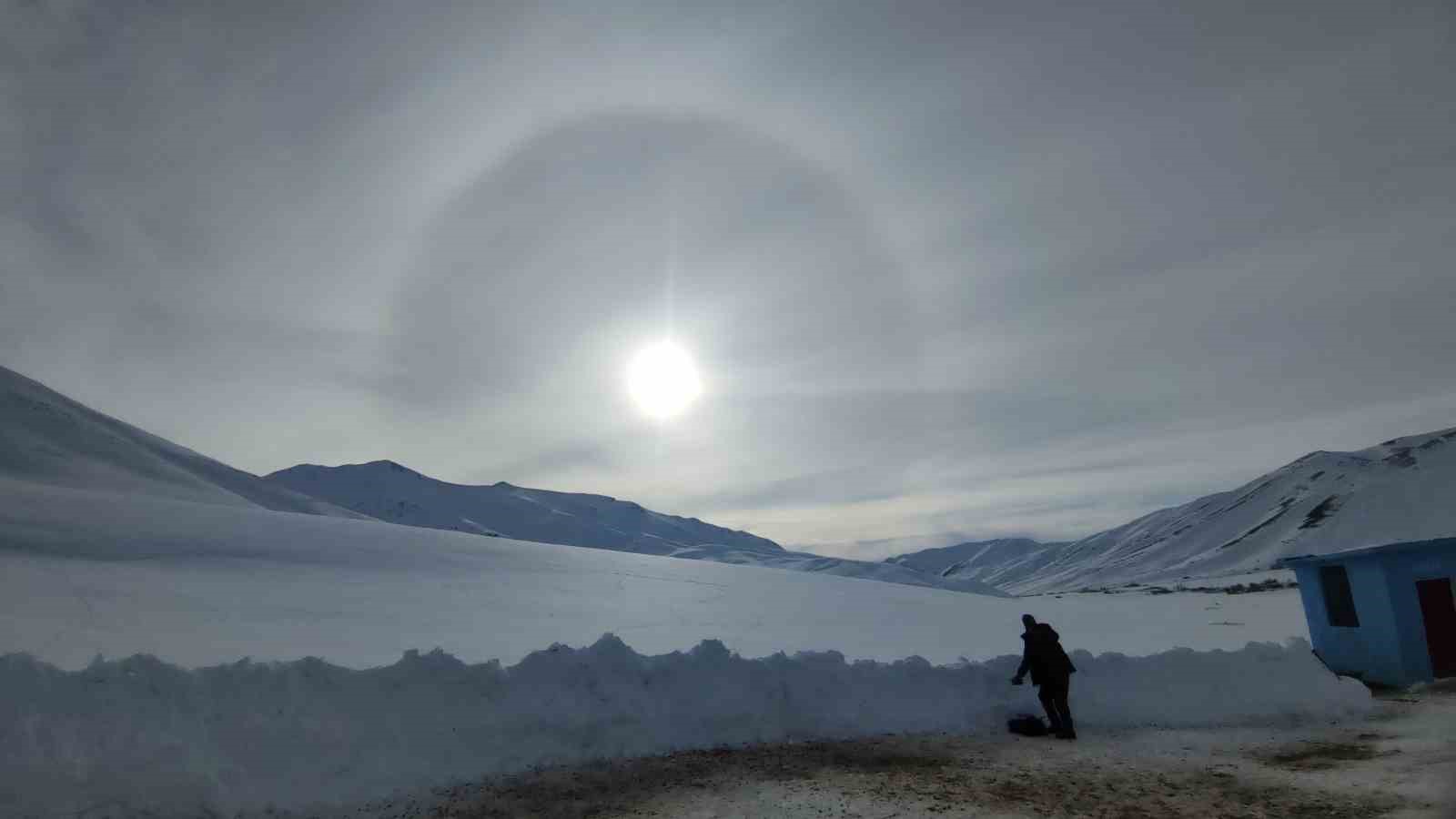 Van’da güneşin etrafını saran hale görsel şölen oluşturdu