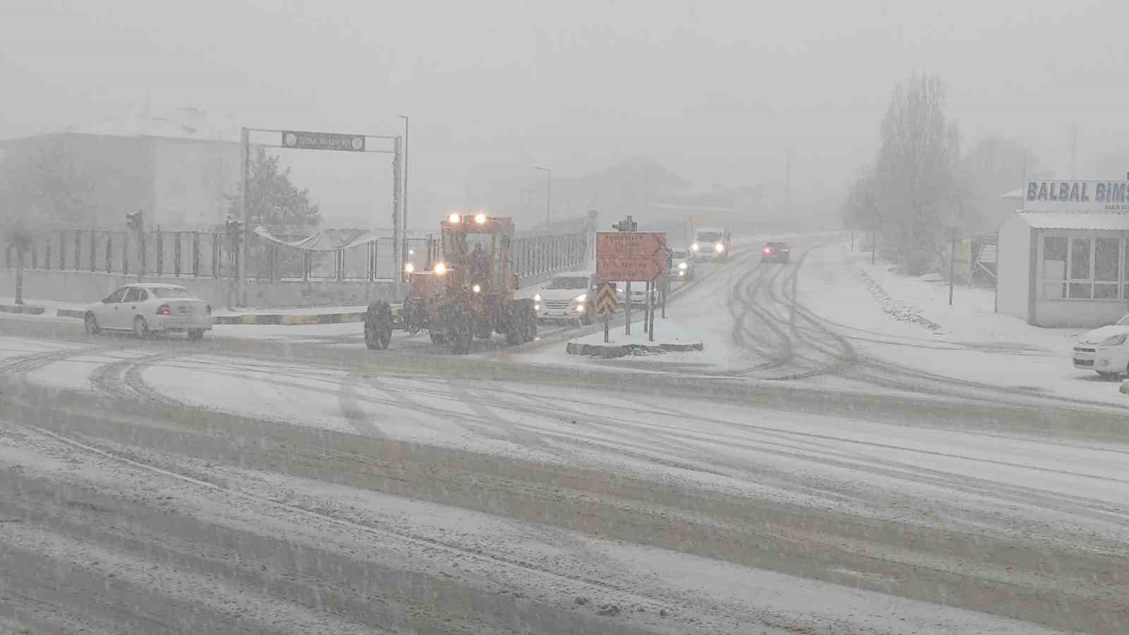 Van’da kar yağışı trafiği olumsuz etkiledi: Maddi hasarlı kazalar meydana geldi