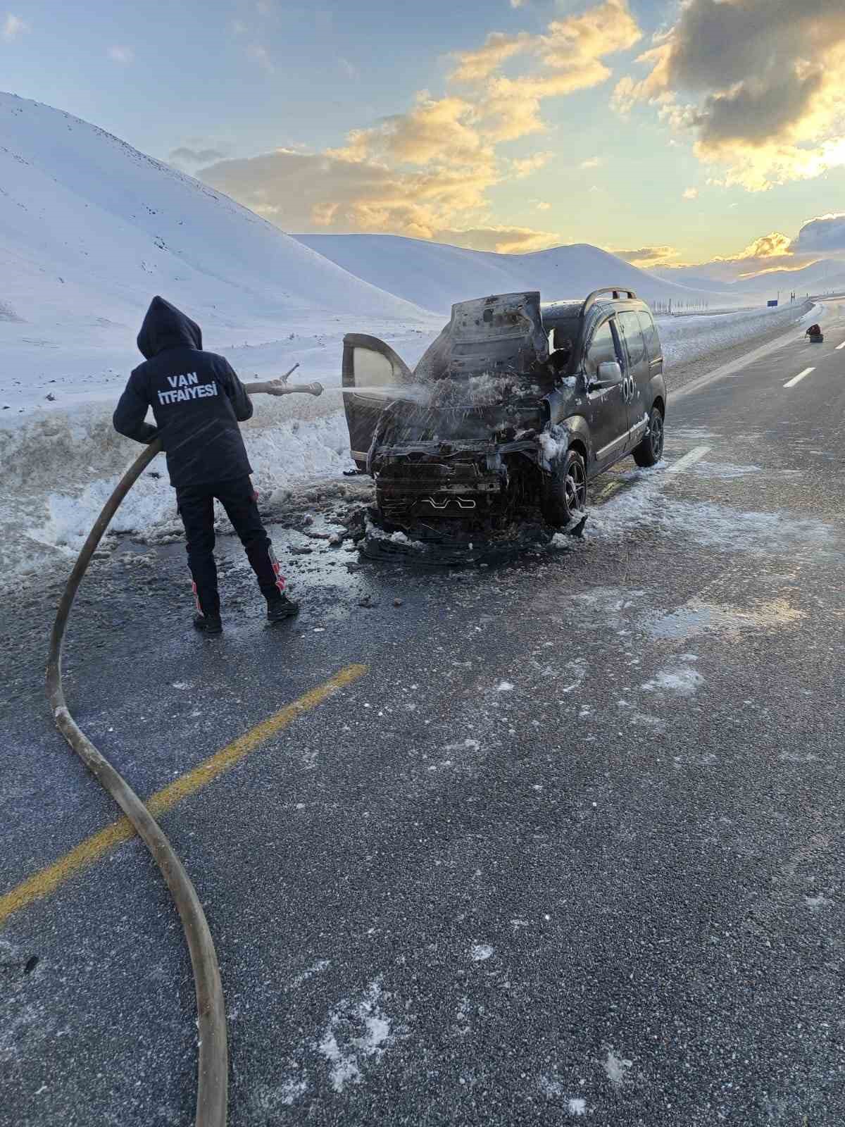 Van’da seyir halindeki kamyonet yandı