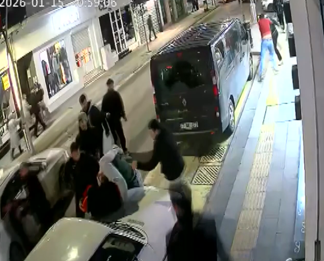 Yalova’da 9 kişilik grubun esnafa saldırdığı anlar kamerada