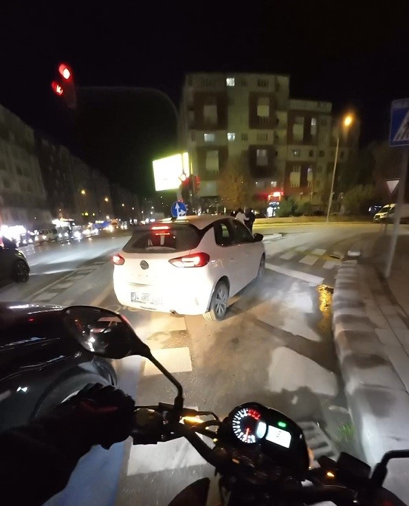 Yanlış trafik ışığına uyan sürücü araç kuyruğuna sebep oldu