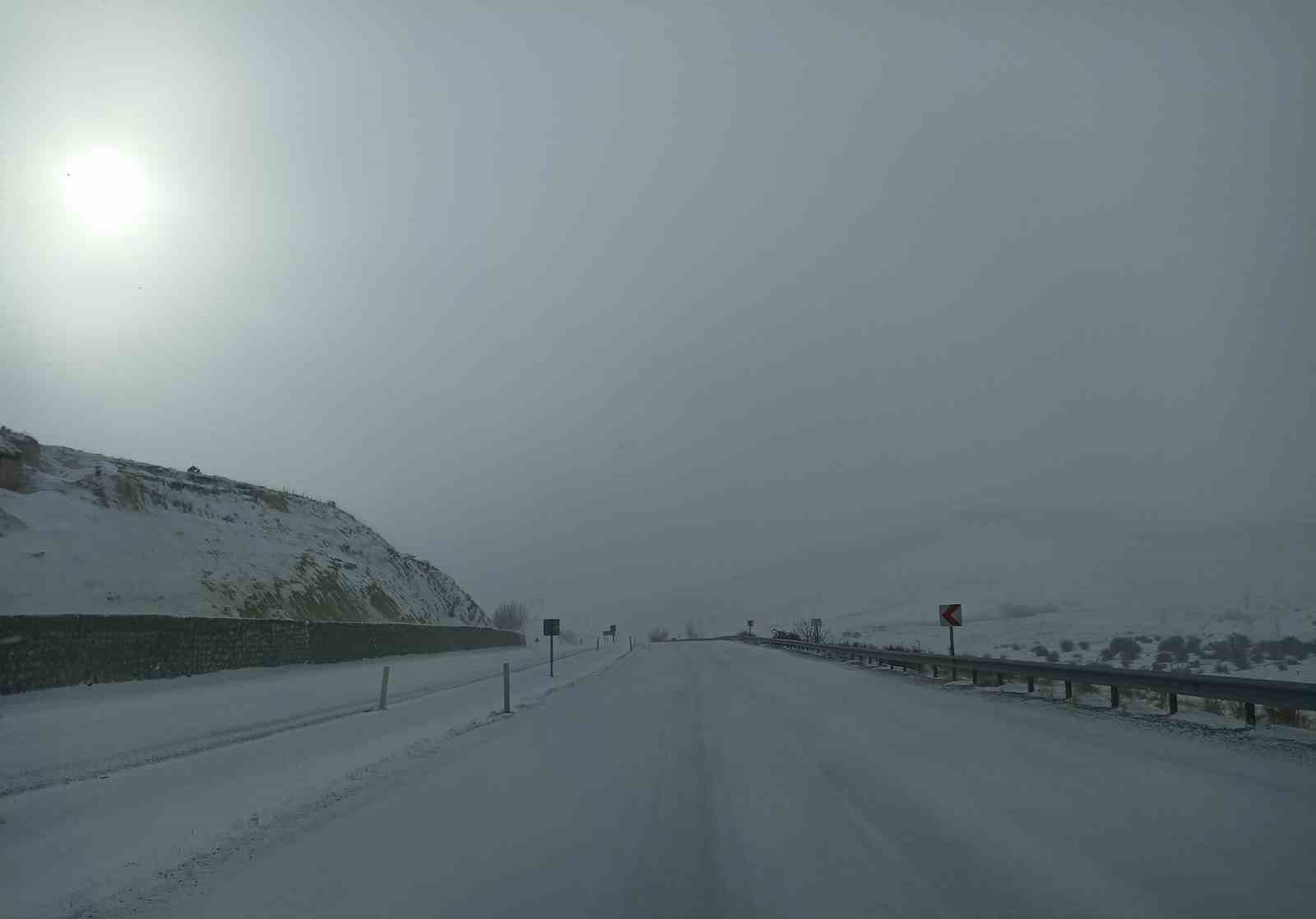 Yoğun kar ilçeyi esir aldı, Kayseri-Malatya yolu trafiğe kapatıldı