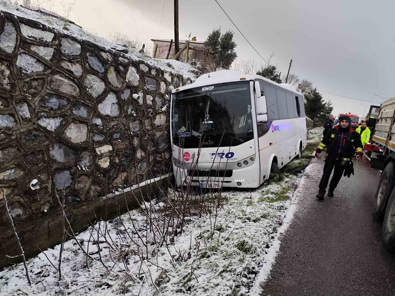Yolcu midibüsü kazazede aileye çarptı: 1 ölü, 3 yaralı