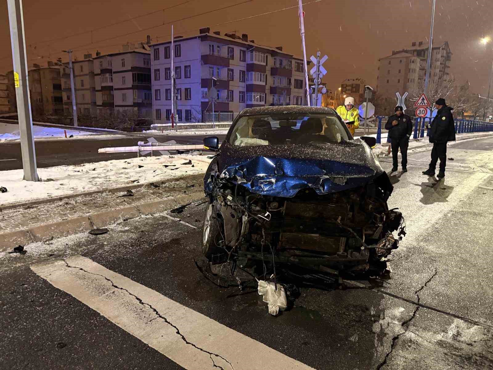 Yük treniyle çarpışan SUV aracın sürücüsü yara almadan kurtuldu
