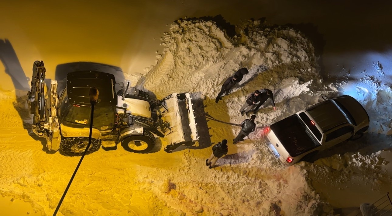 Yüksekova’da kurtarma operasyonu: İnsan gücü yetmeyince belediye yetişti