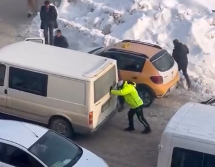 Yüksekova’da soğuk havada iç ısıtan hareket: Trafik polisi mahsur kalan aracı iterek kurtardı