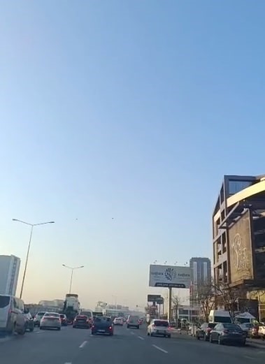 Zincirleme trafik kazası aracın güvenlik kamerasına yansıdı