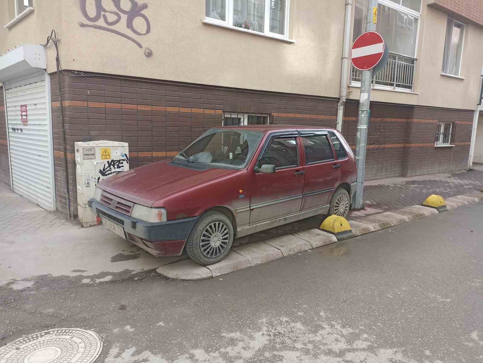 Kaldırıma park eden sürücü hem yayaları hem de engellileri hiçe saydı