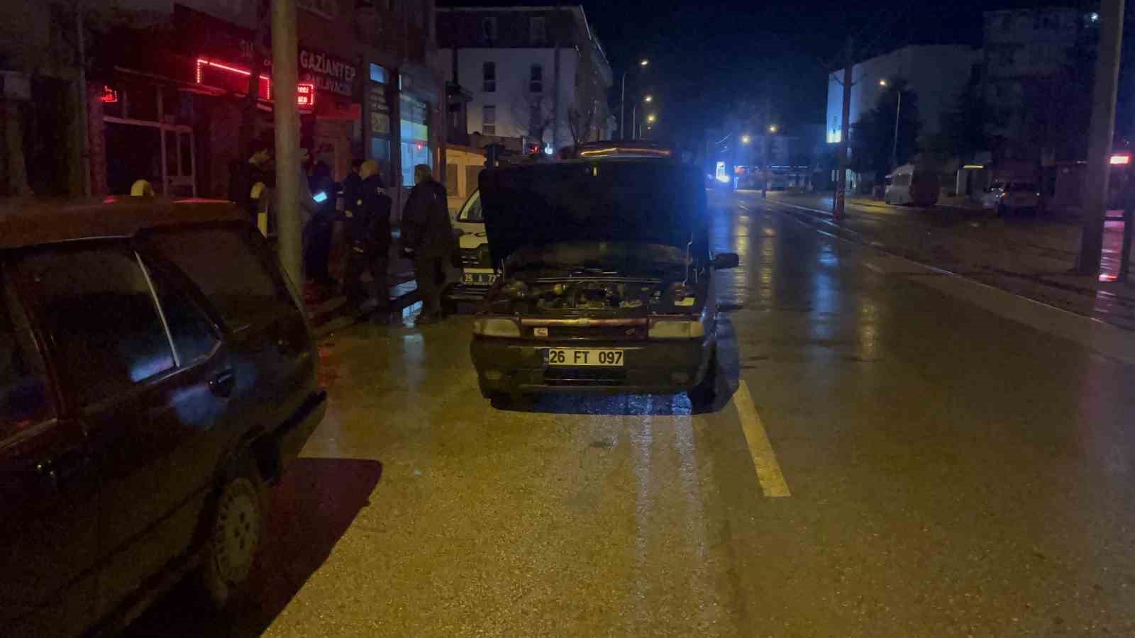 Eskişehir’de motor kısmı yanan araç kullanılamaz hale geldi