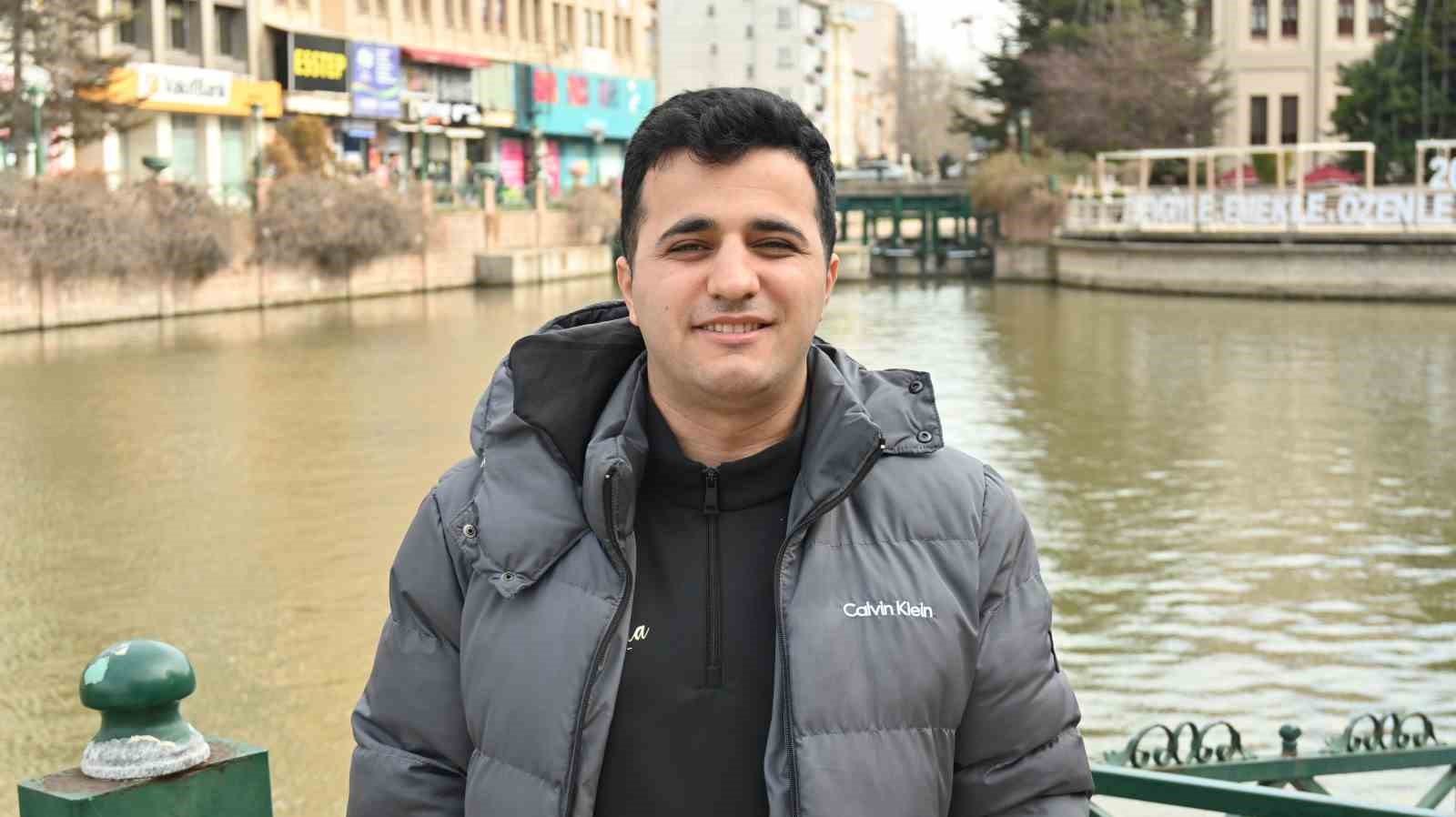 Fotoğrafını çekmek istediği şahıs silah çekti, korku dolu anlar kameraya yansıdı