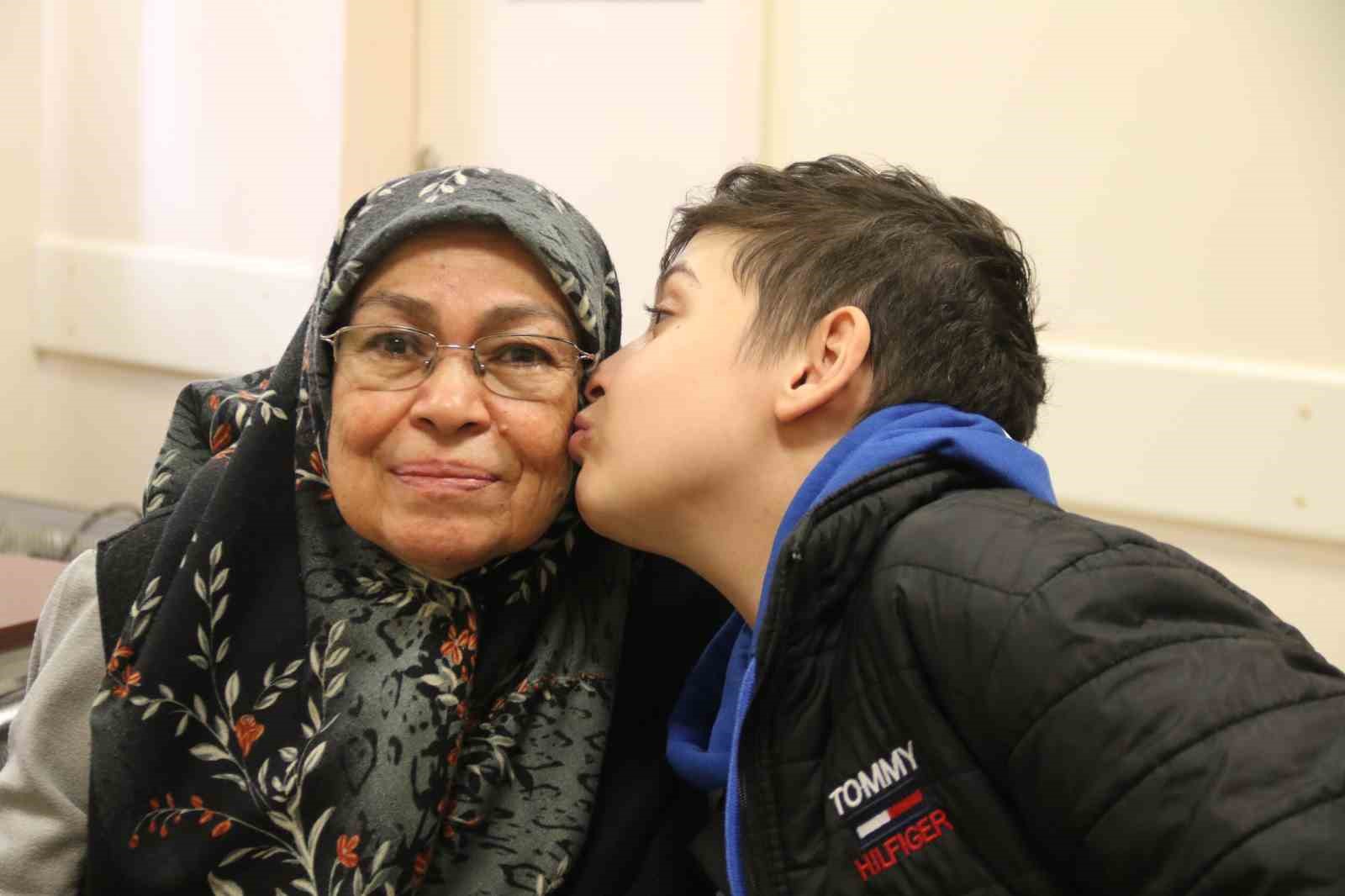 Evden uzak 2 yıllık lösemi tedavisinde torununun yanından ayrılmayan anneanne mutlu sona ulaştı