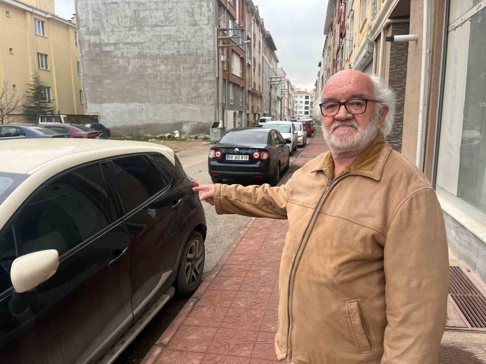 Engelli eşi için evlerinin önündeki sokakta engelli park yeri istiyor