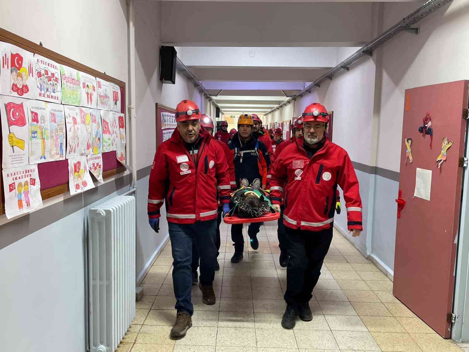 Öğrenciler depremde ne yapmaları gerektiğini tatbikatta öğrendi