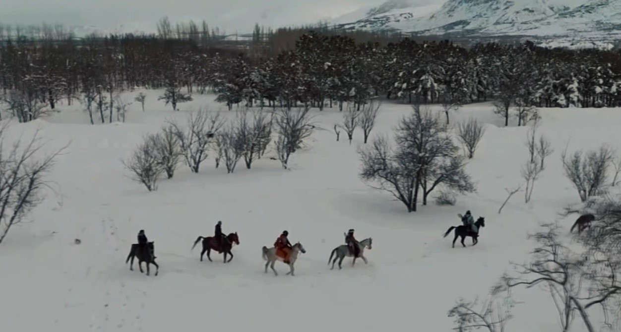 Erzincan’da sınırları zorlayan kış macerası: Atlı snowboard safarisi