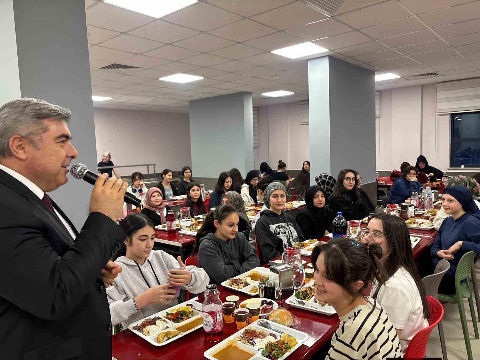 Sünnetci, iftar programında öğretmen ve öğrenciler ile bir araya geldi