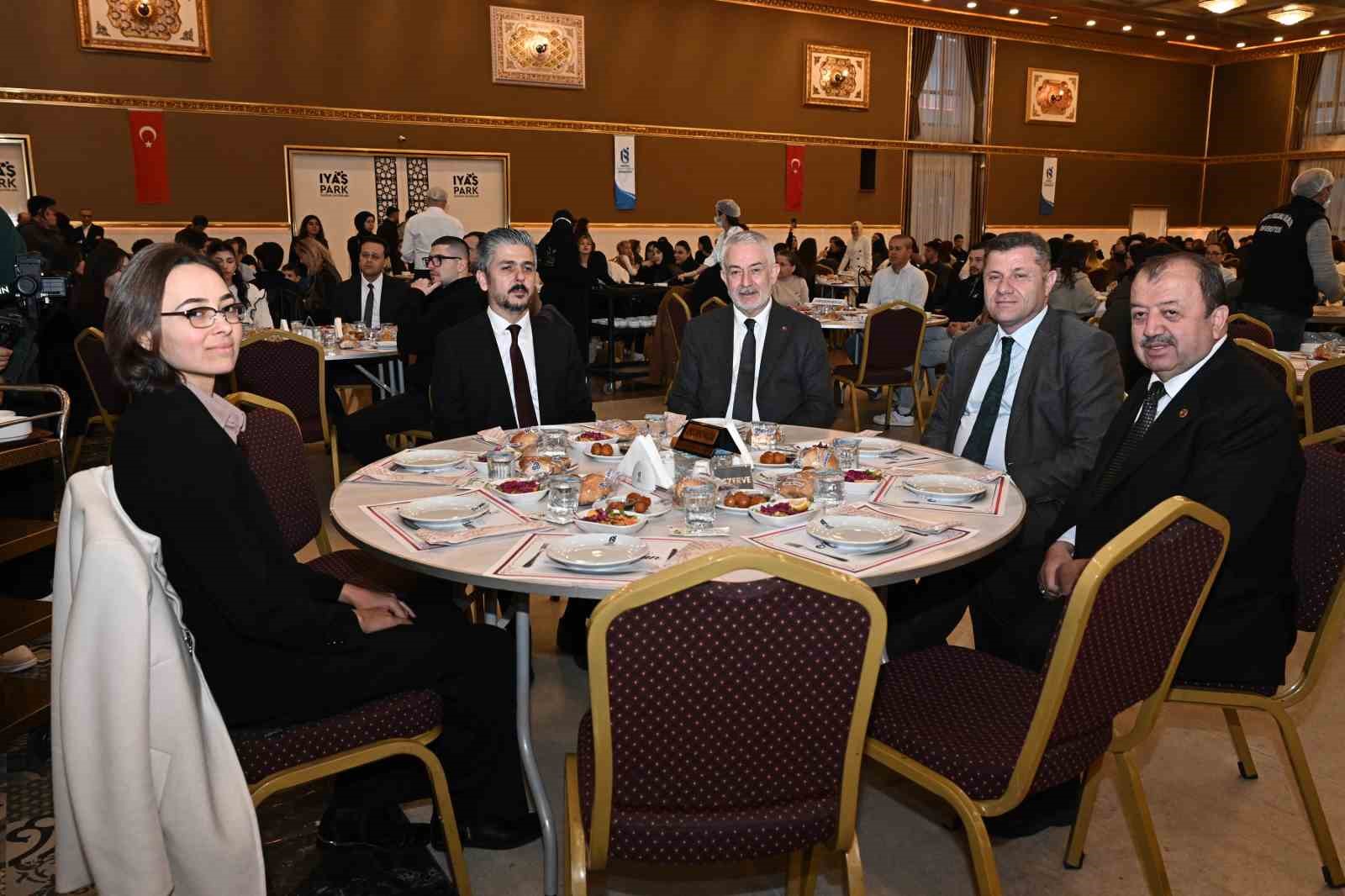 Başkan Başdeğirmen, üniversiteli gençlerle iftarda buluştu