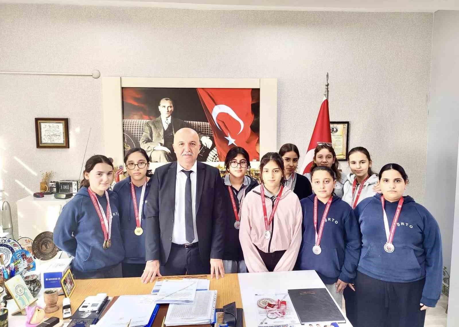 Ortaokul öğrencileri bilek güreşinde madalyalara ambargo koydu