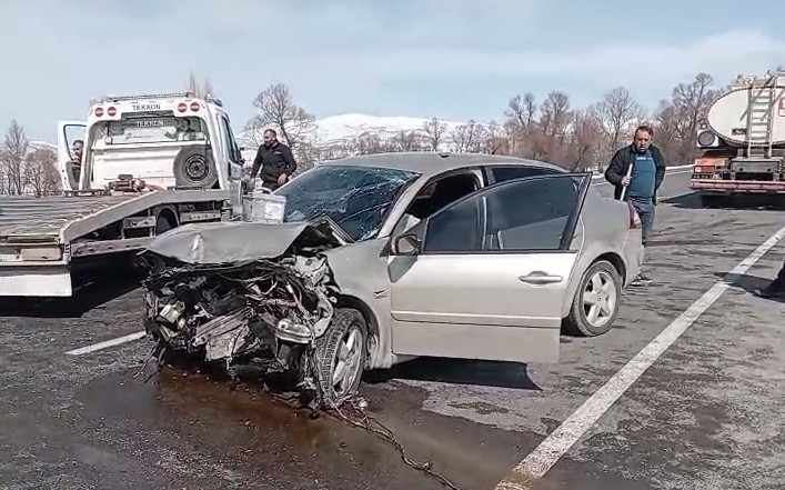 Tokat’ta iki otomobil kafa kafaya çarpıştı: 4 yaralı