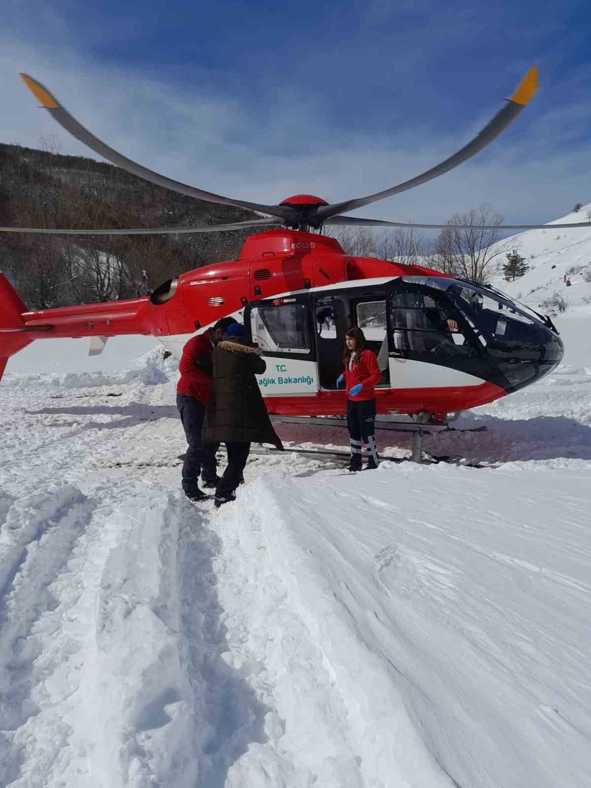 Kar engeli ambulans helikopterle aşıldı