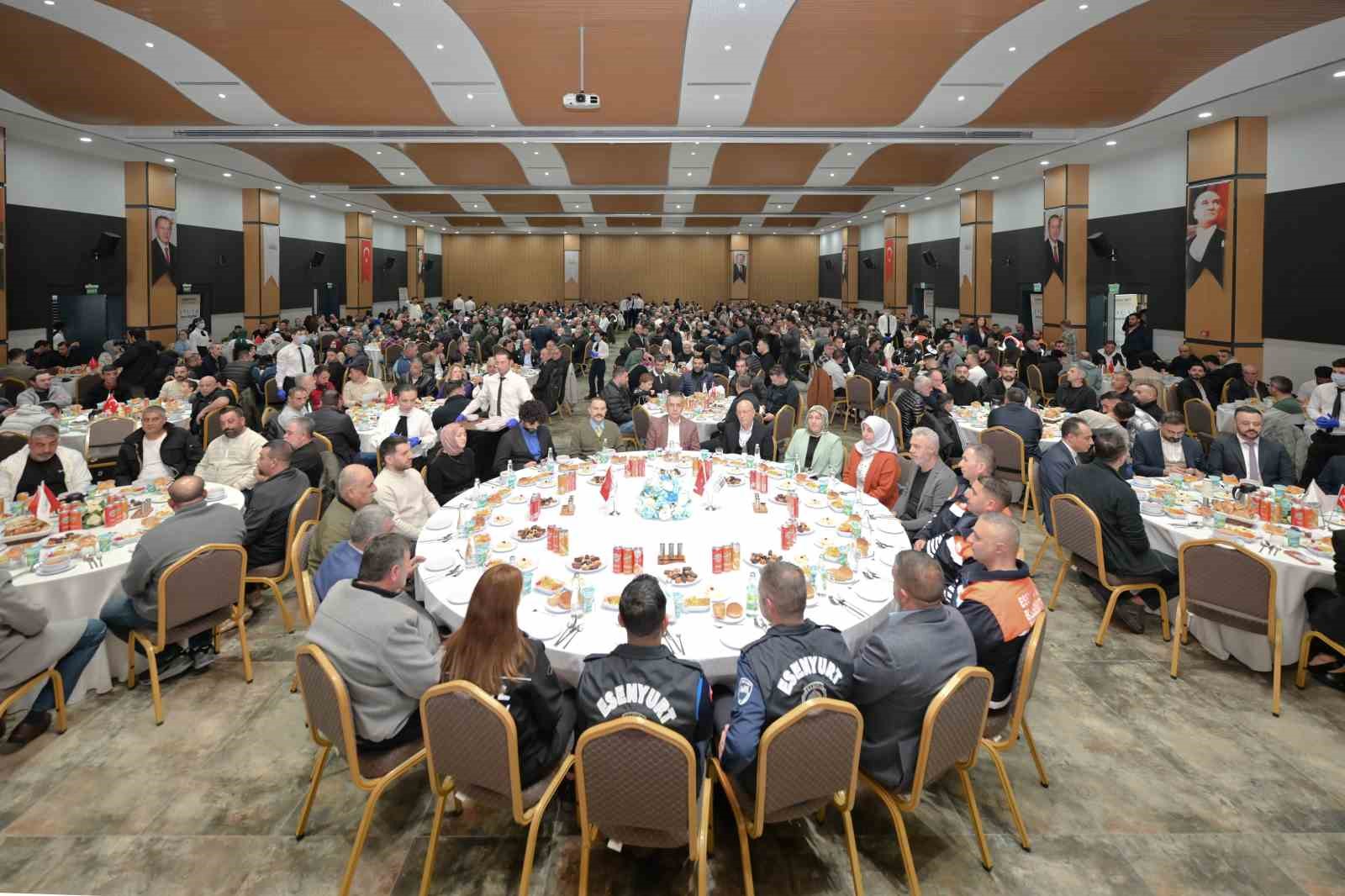 Esenyurt Belediye Başkan Vekili Can Aksoy, belediye personeli ile iftar programında bir araya geldi