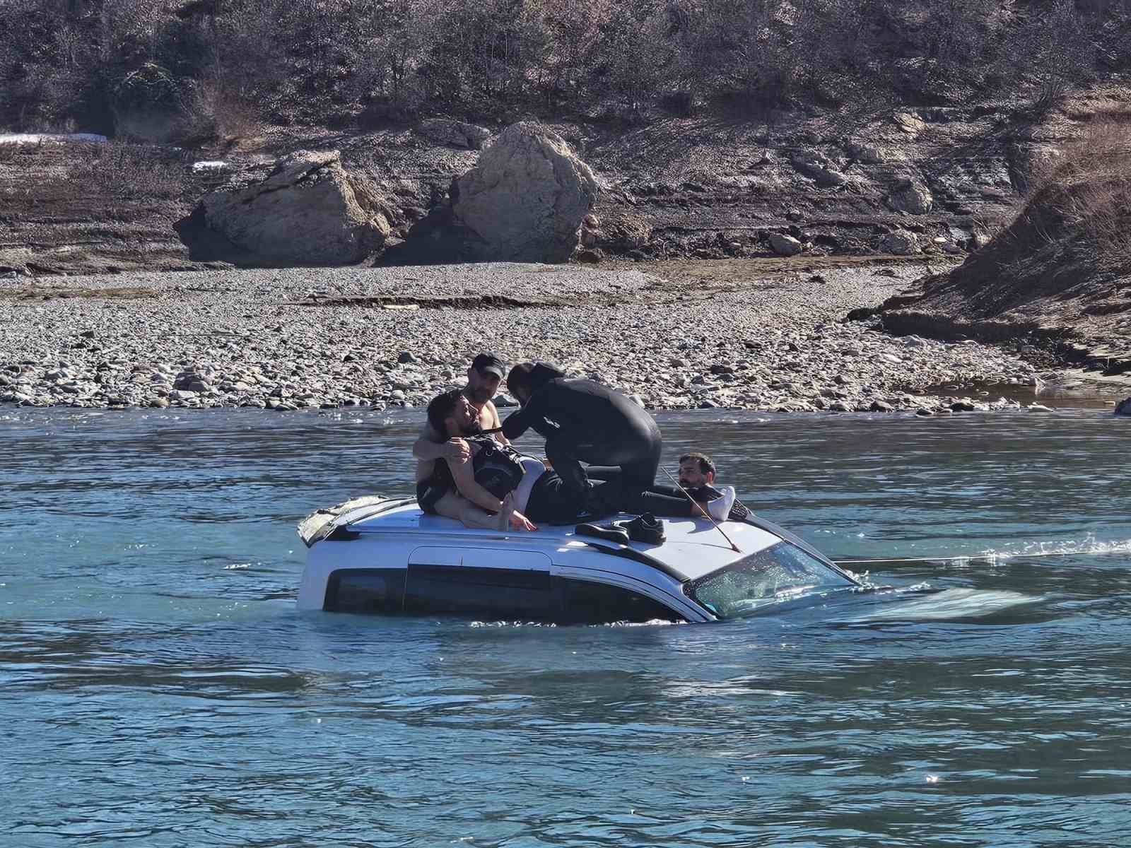 Araç baraj gölüne uçtu: 1 yaralı