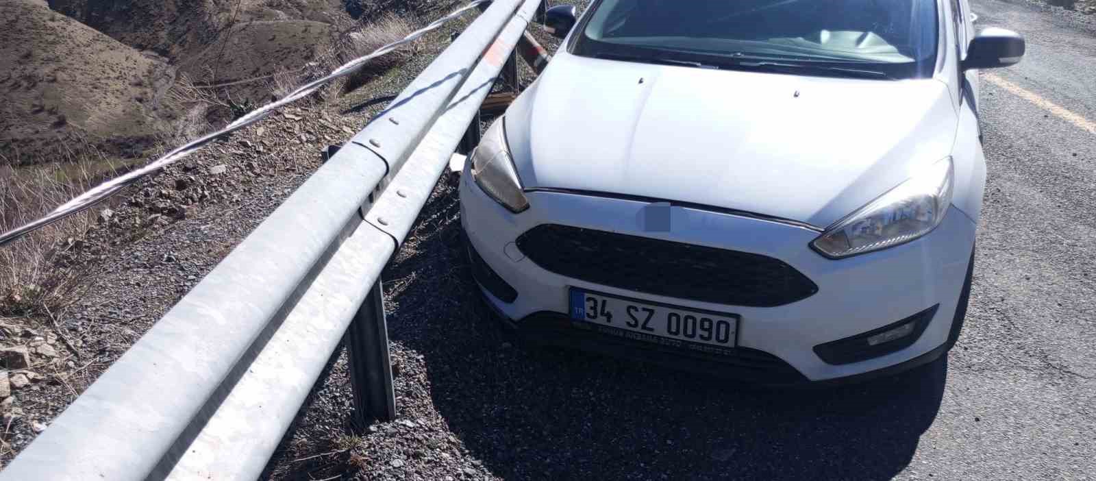 Kontrolden çıkan otomobil bariyerlere çarptı