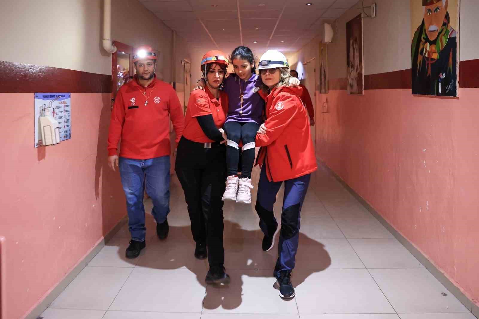 Efeler Belediyesi’nden miniklere afet eğitimi