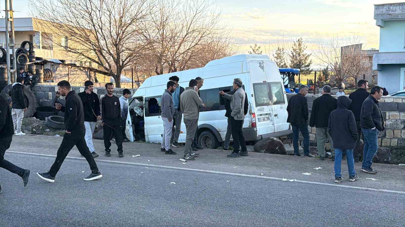 Diyarbakır’da işçi minibüsü duvara çarptı: 12 yaralı