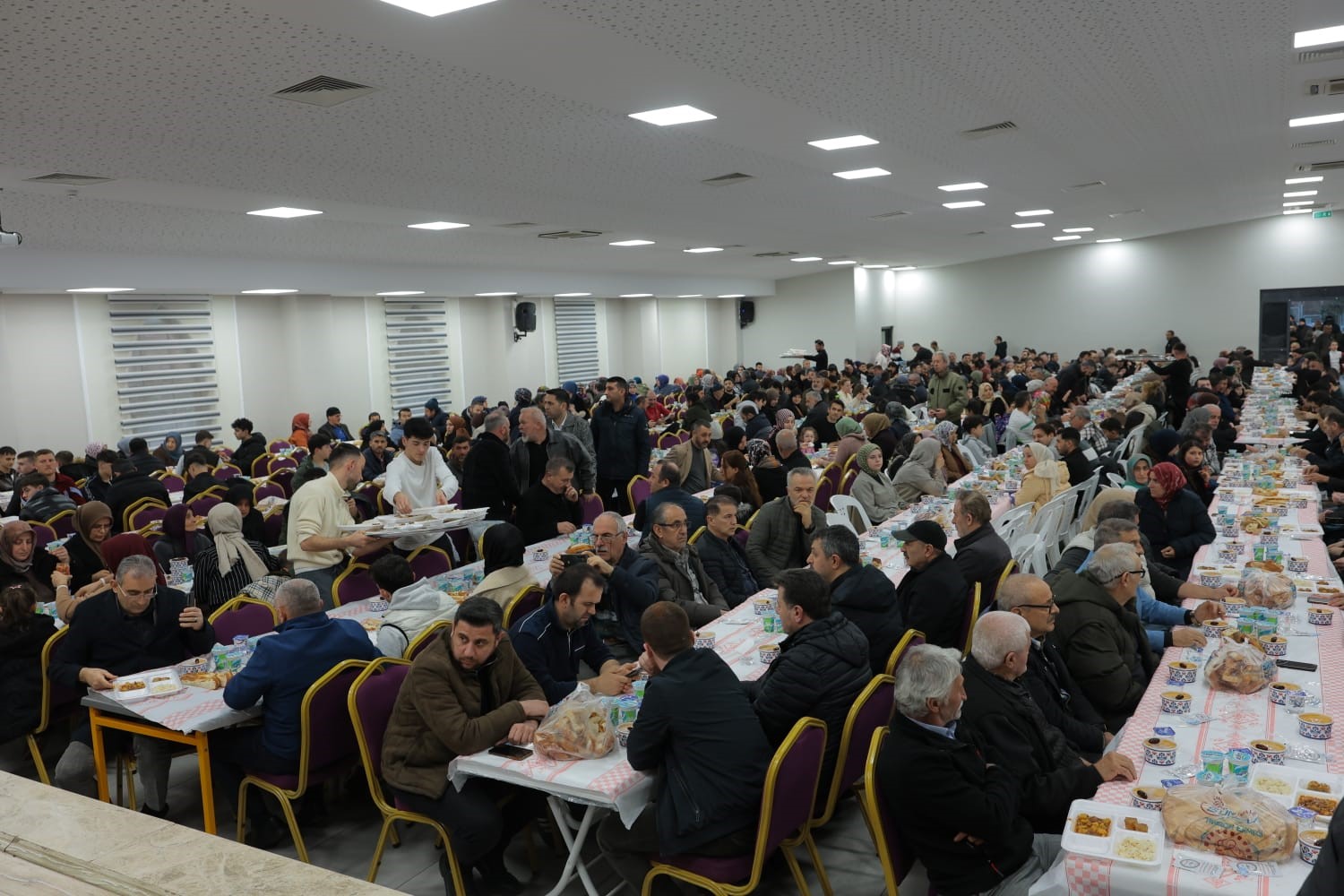 Uzuntarla’da ilçe protokolü ve vatandaşlar iftar sofrasında bir araya geldi